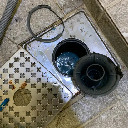 바닥 배수구 청소 전